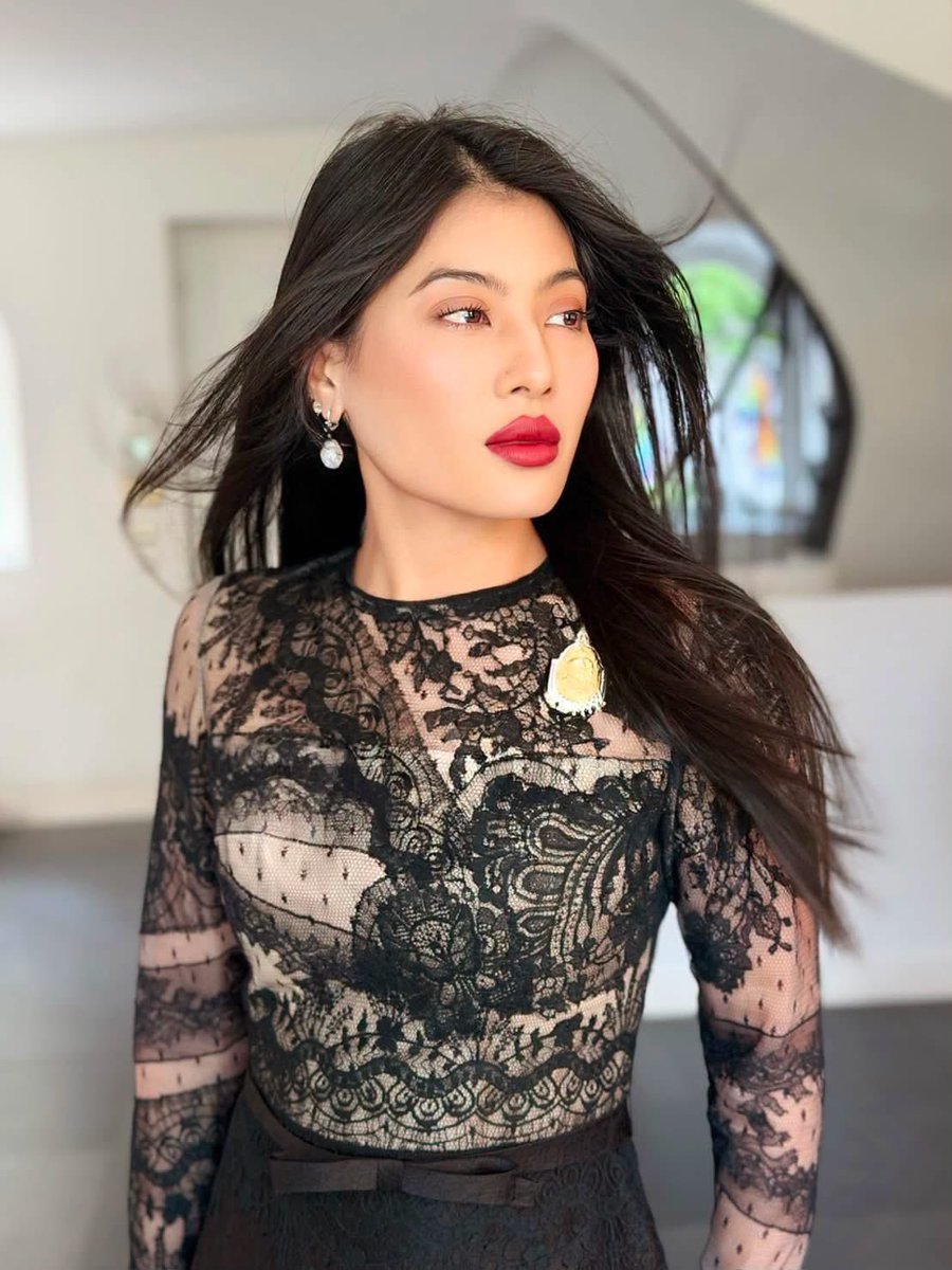 shopevtyw's tweet photo. ทรงพระเริ่ดมากเพคะ 👑💅🏻 ทั้งพระอิริยาบถ ทั้งความมั่นใจ คือมีเสน่ห์และความแฟชั่นนิสต้ามาก ๆ  💃✨️
#ในหลวง #พระราชินี #พระราชินีสุทิดา 
#เจ้าฟ้าสิริวัณณวรี #ชุดไทยพระราชนิยม 
#Sirivannavari https://t.co/J58gGtJH1q