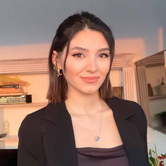 jurnalhabertr's tweet photo. Diyetisyen Şüheda Terat, "1 yıl boyunca her gün düzenli olarak kahve içerseniz ne olur?" sorusunu yanıtladı.

• Tiroit hormon seviyelerinizi düşürür. 

• Kortizol seviyenizi düzenli olarak düşürerek kas yıkımına sebep olabilir. 

• Erkeklerde testosteronunu düşürür, östrojenini yükseltir, meme dokusunun oluşmasına sebep olur. 

• Kadınlarda östrojen metabolizmasını bozar. 

• Özellikle pikozlu kadınlar dikkatli olmalı. 

• Kavrulmuş olması başlıbaşına kanserojen zaten. 

• Ve vücudun toksin yükünü arttırıyor. 

• Yapmanız gereken nedir? 

• Minimum yılda bir hafta kafeinden tamamen uzak durmak ve kafeine bağlı gelişen bağımlılığı ortadan kaldırmak. 

• Aksi takdirde kafeini sürekli tüketen biri bir gün içmediğinde odaklanma problemleri yaşayabiliyor, algısı düşebiliyor. 

• Yılda bir hafta da olsa kafeine ara verin.