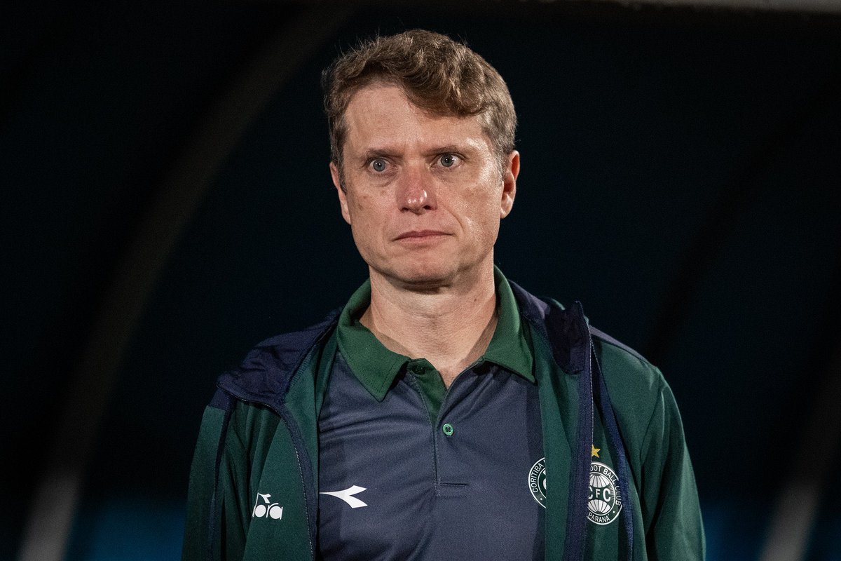 DiarioGols's tweet photo. 🚨🚨🚨🚨

Vasco quer contratar o técnico Fernando Seabra, do Coritiba.

Multa rescisória é de 4 milhões de reais e não será empecilho para o cruzmaltino.

GE 📰 https://t.co/xuINvq758o