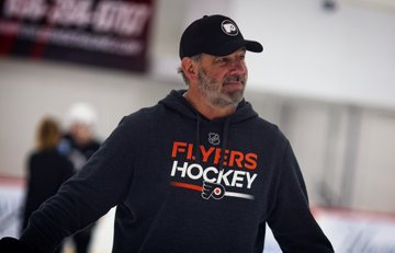 JameyBaskow's tweet photo. John LeClair should sign with the Flyers today, and play the 2026-27 season.   

Hey he would help the Power Play. This is a great shot from Developmental Camp

📸: @icehockeymike37 https://t.co/ugT1WDdkAO
