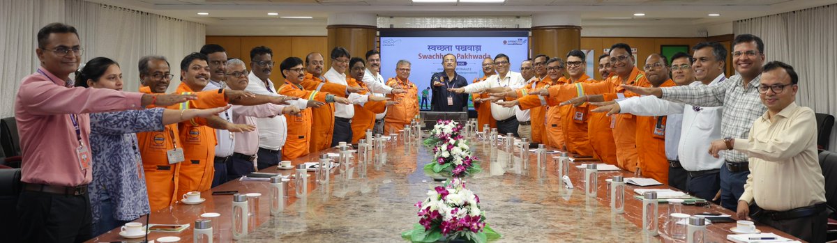 gujaratrefinery's tweet photo. गुजरात रिफाइनरी में स्वच्छता पखवाड़े के तहत भव्य सामूहिक स्वच्छता शपथ का आयोजन हुआ। रिफाइनरी प्रमुख श्री बिप्लब बिस्वास ने वरिष्ठ अधिकारियों की उपस्थिति में शपथ दिलाई। ऑनलाइन और 27 विभिन्न लोकेशन से रिफाइनरी परिवार के 2000 से अधिक सदस्य इस संकल्प से जुड़े।#SwachhataPakhwada https://t.co/M3dZi8L5CW