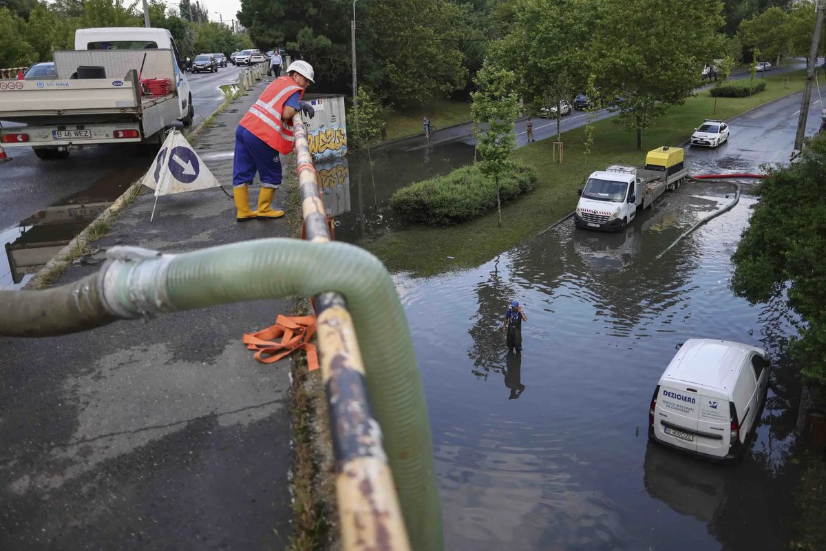 BreakingItalyNe's tweet photo. MALTEMPO IN ROMANIA: Violenta tempesta nel Paese: 1 morto e allagamenti in 20 contee a seguito di un'intensa ondata di calore https://t.co/kQC3KBFwM6