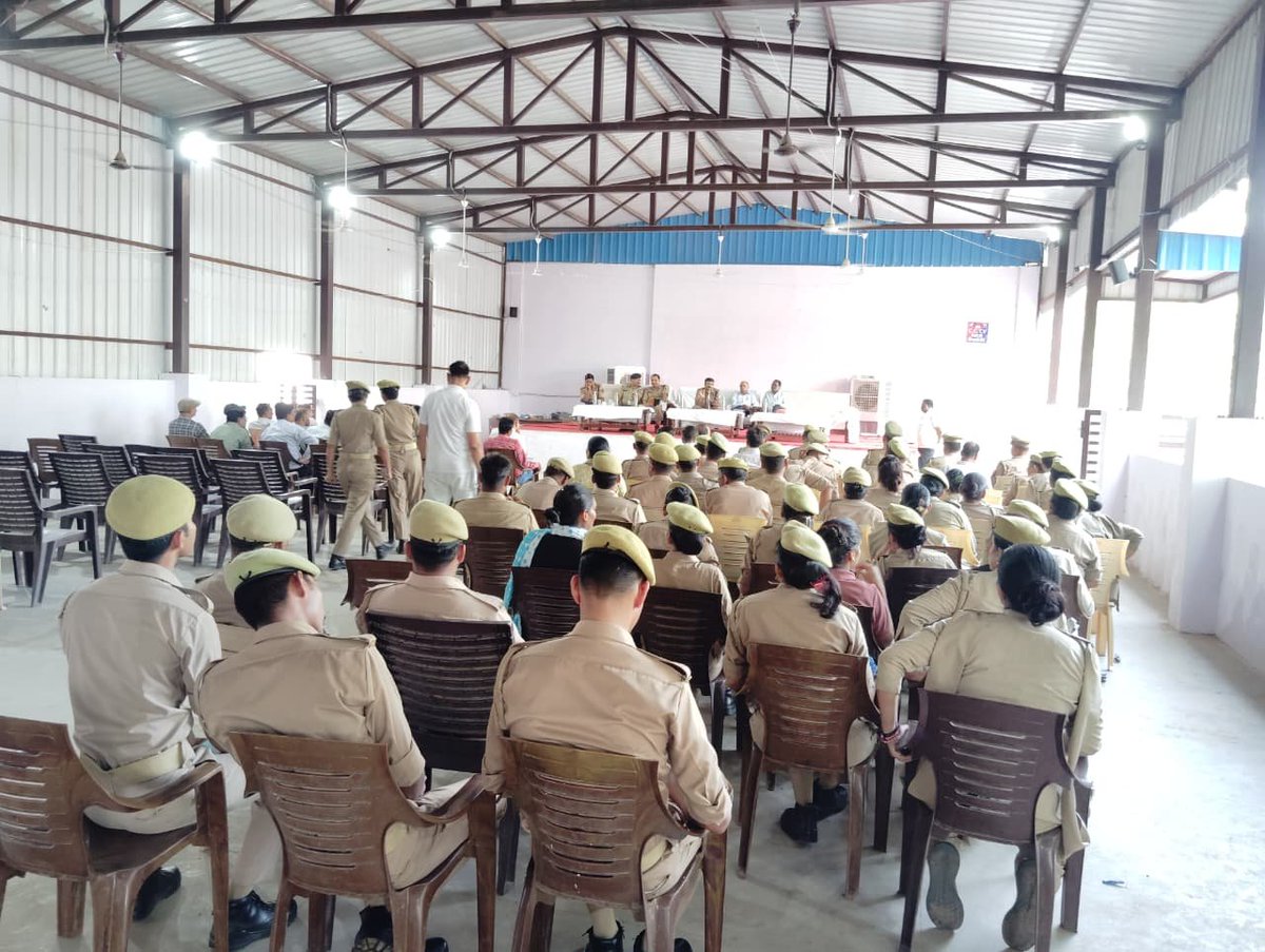 lalitpurpolice's tweet photo. #SPLalitpur @IPSMdMustaque के निर्देशन में #Addl_SP @kaloosingh द्वारा आगामी उत्तर प्रदेश शिक्षक पात्रता परीक्षा-2026 को शांतिपूर्ण एवं सकुशल संपन्न कराए जाने हेतु ड्यूटी में नियुक्त पुलिस बल एवं चेकिंग/फ्रिस्किंग टीम को ब्रीफ कर आवश्यक दिशा-निर्देश दिए गए। https://t.co/seeQvzxMbi