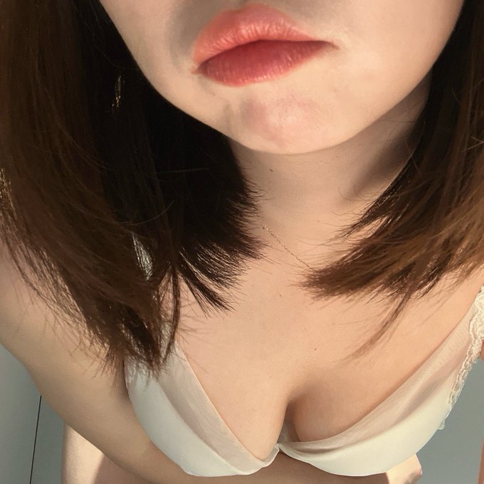y10m10's tweet photo. 내 가슴 만지면서 키스해.    #발 #가슴 https://t.co/nvhvPLY9tm