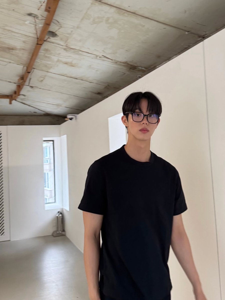 thekimdan's tweet photo. 얇게 입을 때가 진짜. https://t.co/wLyHpD12Uj