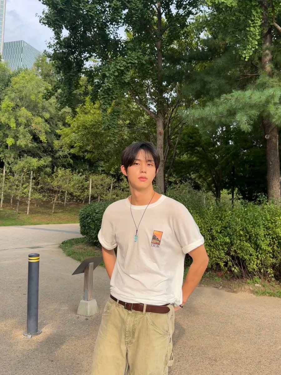 thekimdan's tweet photo. 얇게 입을 때가 진짜. https://t.co/wLyHpD12Uj