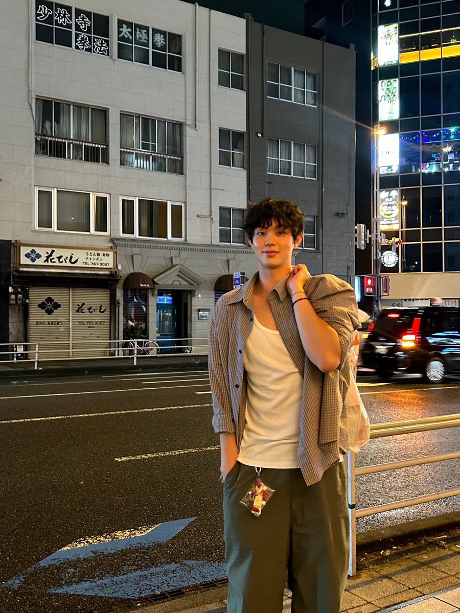 thekimdan's tweet photo. 얇게 입을 때가 진짜. https://t.co/wLyHpD12Uj