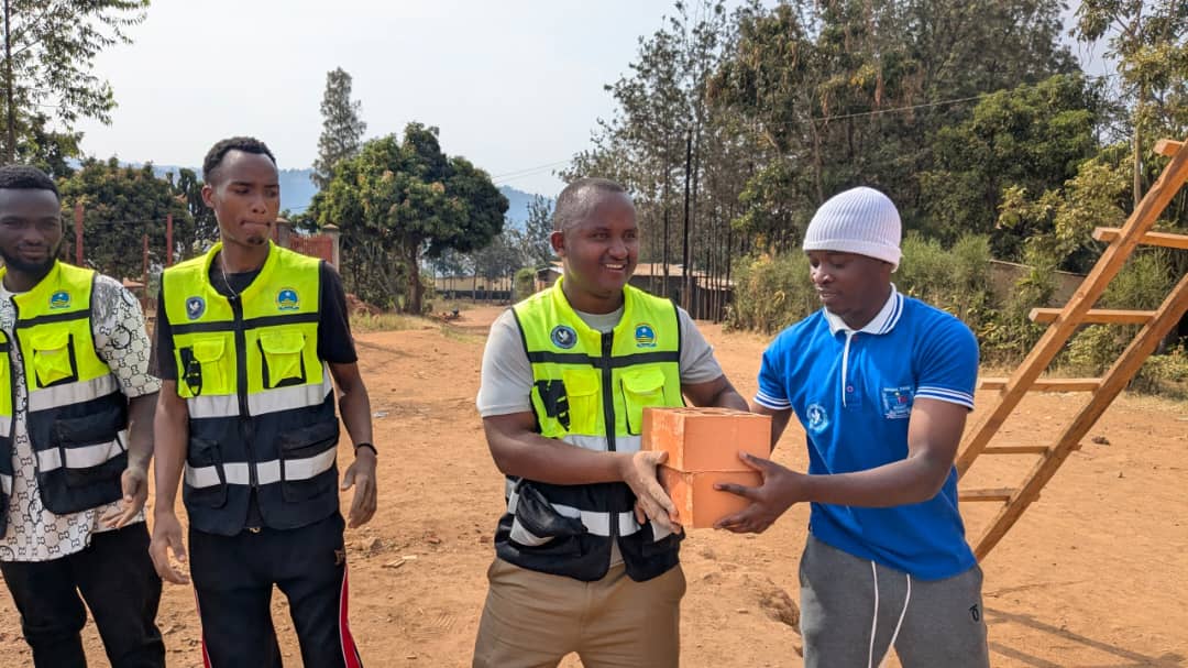 KinyinyaY's tweet photo. None kuwa01/07/2026 @RwandaYouthVol1 @Kinyinya_Sector kubufatanye na @Rwandapolice twakoze umuganda aharikubakwa ibyumba by'amashuri mukagari ka Gasharu ahasanzwe ishuri rya #GSRwankuba
@Kgl_Yvolunteers @CityofKigali @Gasabo_District @Rwanda_Edu @Urujeni1 @ngangare1 https://t.co/w2WlegMgWA