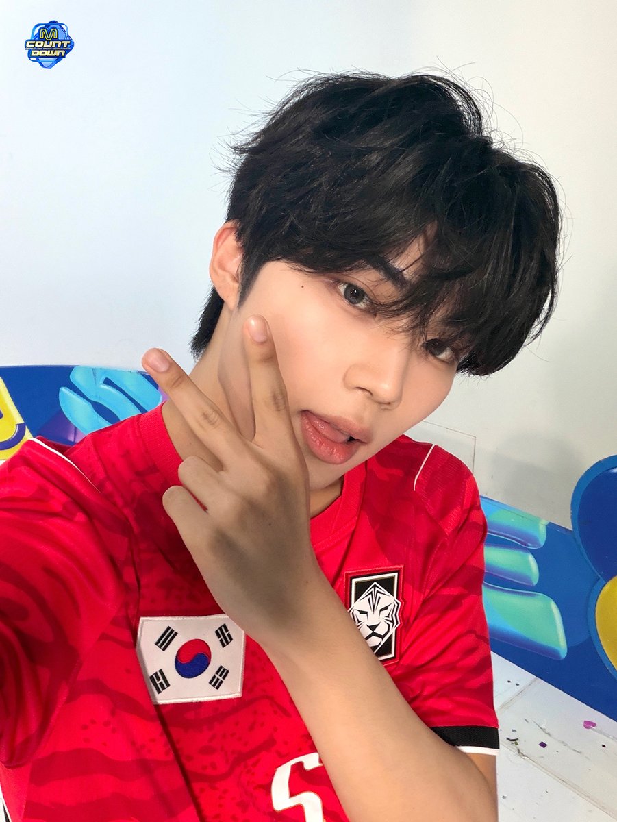 MnetMcountdown's tweet photo. 📢 이번 주 MC 의상 컨셉은! ⚓️🤍💙🌊 

MC석에 방청 오시는 팬분들도! 안방 1열의 팬분들도!
⚓️🤍💙🌊으로 드레스코드를 완성해 주세요!

⚠️ 드레스코드는 권장 사항으로 필수가 아닙니다 ⚠️

#엠카운트다운 #MCOUNTDOWN https://t.co/epzilltPa5