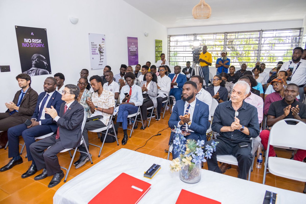 etzeremile's tweet photo. Fondation Avenir est fière de lancer AYITILAB, un accélérateur de startups technologiques. Dans ce cadre-là, elle a signé avant hier lundi 29 juin 2026 un protocole d’accord avec le Ministère du Commerce et de l'Industrie et Ecole Supérieure d'Infotronique d'Haïti (ESIH) pour réaliser un premier programme de deux ans devant accompagner environ 100 startups dans le domaine de la technologie. En effet, de nombreux jeunes développent des solutions numériques dans les domaines de la finance, de l’éducation, le commerce, de la santé ou encore de l’agriculture, mais se heurtent à un manque d’accompagnement pour structurer un modèle d’affaires viable, trouver des clients, se financer et accéder au marché.