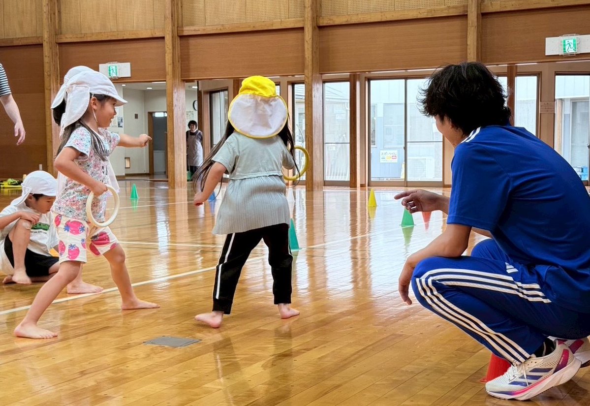 aisan_running's tweet photo. #東浦町 森岡西保育園でかけっこ教室を行いました🏃‍♂️
ジャンプやケンケンの動きから、恒例となった先生&amp;選手も混じってリレー大会！これで終わりかと思いきや、園児からのおかわり「もう1回‼️☝️」
予想外のリレー2回戦突入🏃‍♂️🏃‍♂️
園児のパワーは偉大です‼️たくさん元気をもらいました🥰 https://t.co/MGTc9TOOtX
