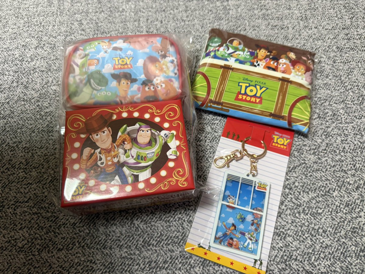 toy_luvwd's tweet photo. 昨日の先行上映行く前にちょっと寄り道してきた🍌
ステッカーはウッディでした🙌 https://t.co/vfquyZ67cz