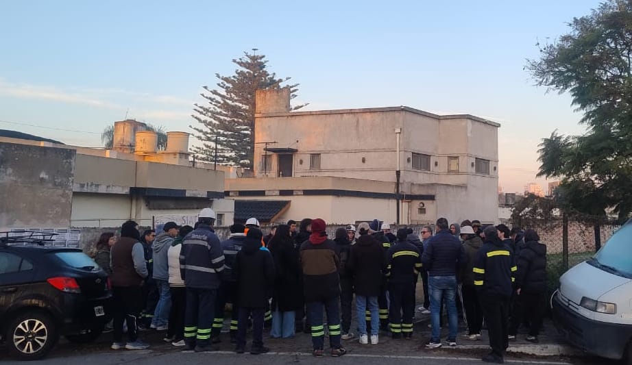 NicolasdelCano's tweet photo. Tenaris Siat: Los trabajadores votaron parar la fábrica y los despedidos estan debatiendo en asamblea como seguir. Todo nuestro apoyo a su justa lucha y reincorporación de todos los compañeros! https://t.co/LDYP0TU4wl