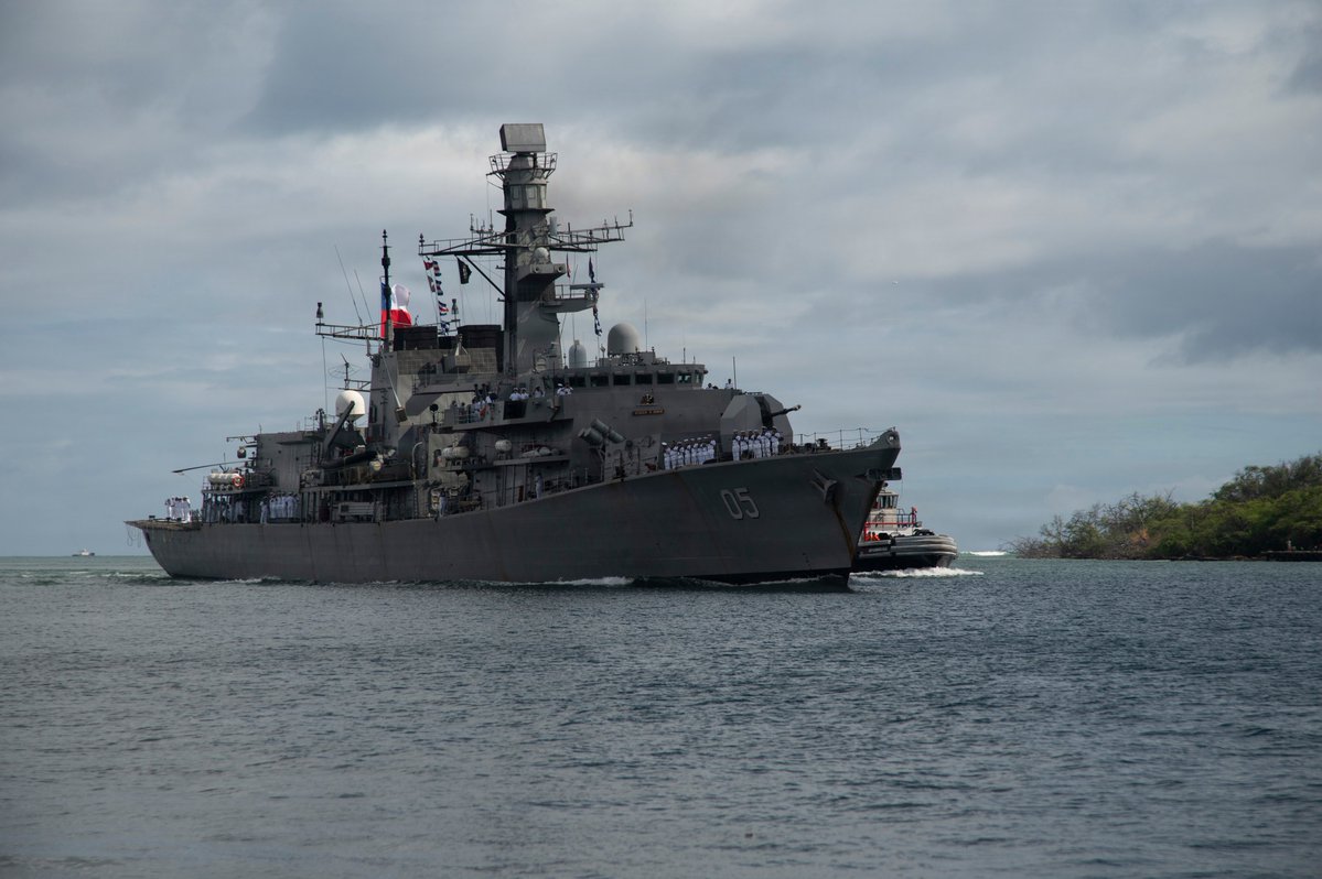 Roberto_yeager's tweet photo. Y siguen colgando fotos del #RIMPAC:
Desde 🇨🇱la FF-05 Almirante Cochrane
EL #SSN771 #USSColumbia (fijaros en la bonita bandera del fondo😉)
Desde 🇳🇿 el HMNZS Aotearoa A11 y el #CVN71 #USSTheodoreRoosevelt
(#USNavy photo by Analice Baker/Omar Dominquez/Kyle Carlstrom) https://t.co/i4nY2bKmmc