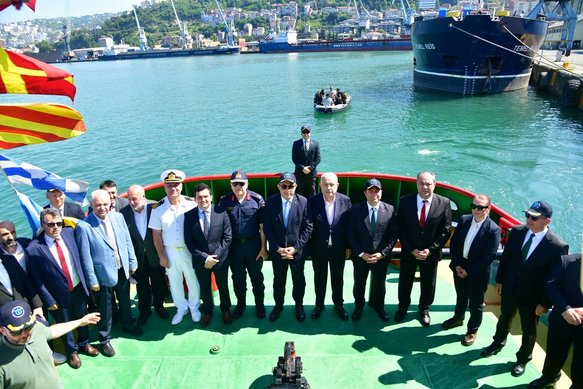 TrabzonValilik's tweet photo. ⚓🇹🇷 1 Temmuz Denizcilik ve Kabotaj Bayramı

1 Temmuz Denizcilik ve Kabotaj Bayramı'nın 100. yılı dolayısıyla, Liman İşletme Müdürlüğü önünde düzenlenen törene katılarak denize çelenk bıraktık.

Denizlerimiz üzerindeki egemenlik haklarımızın en önemli simgelerinden biri olan Kabotaj Bayramı vesilesiyle düzenlenen programda, vatan uğruna hayatını kaybeden deniz şehitlerimizi rahmet, minnet ve şükranla yâd ettik.

Denizcilik kültürümüzün yaşatılmasına ve denizlerimizin güvenliği için özveriyle görev yapan tüm denizcilerimizin 1 Temmuz Denizcilik ve Kabotaj Bayramı'nı bir kez daha kutluyor; mavi vatanımızın huzuru, güvenliği ve geleceği için emek veren herkese başarılar diliyoruz.🇹🇷