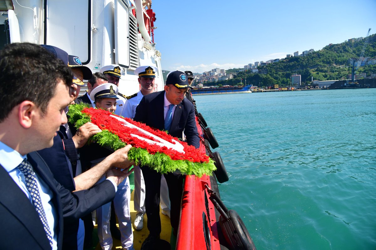 TrabzonValilik's tweet photo. ⚓🇹🇷 1 Temmuz Denizcilik ve Kabotaj Bayramı

1 Temmuz Denizcilik ve Kabotaj Bayramı'nın 100. yılı dolayısıyla, Liman İşletme Müdürlüğü önünde düzenlenen törene katılarak denize çelenk bıraktık.

Denizlerimiz üzerindeki egemenlik haklarımızın en önemli simgelerinden biri olan Kabotaj Bayramı vesilesiyle düzenlenen programda, vatan uğruna hayatını kaybeden deniz şehitlerimizi rahmet, minnet ve şükranla yâd ettik.

Denizcilik kültürümüzün yaşatılmasına ve denizlerimizin güvenliği için özveriyle görev yapan tüm denizcilerimizin 1 Temmuz Denizcilik ve Kabotaj Bayramı'nı bir kez daha kutluyor; mavi vatanımızın huzuru, güvenliği ve geleceği için emek veren herkese başarılar diliyoruz.🇹🇷