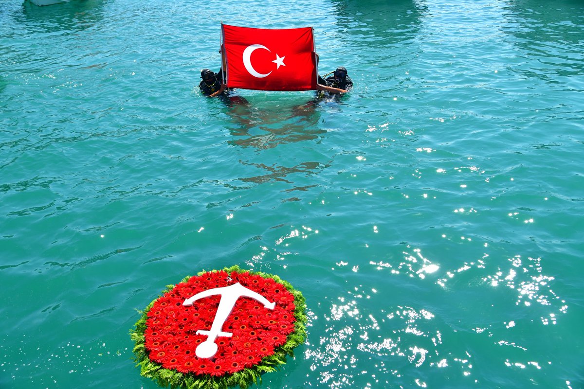 TrabzonValilik's tweet photo. ⚓🇹🇷 1 Temmuz Denizcilik ve Kabotaj Bayramı

1 Temmuz Denizcilik ve Kabotaj Bayramı'nın 100. yılı dolayısıyla, Liman İşletme Müdürlüğü önünde düzenlenen törene katılarak denize çelenk bıraktık.

Denizlerimiz üzerindeki egemenlik haklarımızın en önemli simgelerinden biri olan Kabotaj Bayramı vesilesiyle düzenlenen programda, vatan uğruna hayatını kaybeden deniz şehitlerimizi rahmet, minnet ve şükranla yâd ettik.

Denizcilik kültürümüzün yaşatılmasına ve denizlerimizin güvenliği için özveriyle görev yapan tüm denizcilerimizin 1 Temmuz Denizcilik ve Kabotaj Bayramı'nı bir kez daha kutluyor; mavi vatanımızın huzuru, güvenliği ve geleceği için emek veren herkese başarılar diliyoruz.🇹🇷