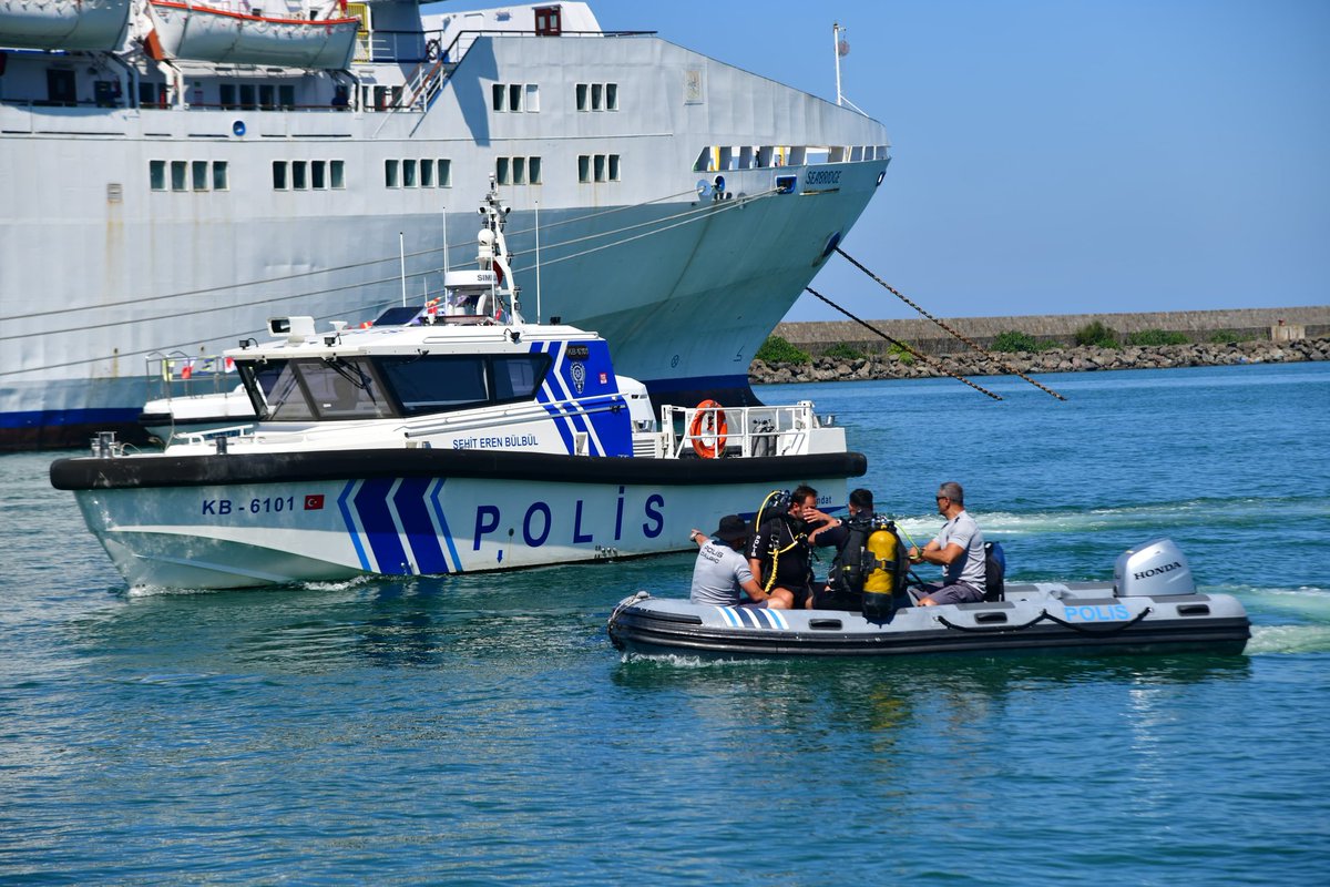 TrabzonValilik's tweet photo. ⚓🇹🇷 1 Temmuz Denizcilik ve Kabotaj Bayramı

1 Temmuz Denizcilik ve Kabotaj Bayramı'nın 100. yılı dolayısıyla, Liman İşletme Müdürlüğü önünde düzenlenen törene katılarak denize çelenk bıraktık.

Denizlerimiz üzerindeki egemenlik haklarımızın en önemli simgelerinden biri olan Kabotaj Bayramı vesilesiyle düzenlenen programda, vatan uğruna hayatını kaybeden deniz şehitlerimizi rahmet, minnet ve şükranla yâd ettik.

Denizcilik kültürümüzün yaşatılmasına ve denizlerimizin güvenliği için özveriyle görev yapan tüm denizcilerimizin 1 Temmuz Denizcilik ve Kabotaj Bayramı'nı bir kez daha kutluyor; mavi vatanımızın huzuru, güvenliği ve geleceği için emek veren herkese başarılar diliyoruz.🇹🇷