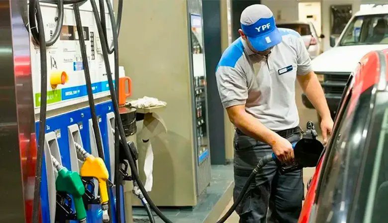 NewsDigitalesAr's tweet photo. Alerta automovilistas: la suba en el impuesto a los combustibles impacta en el surtidor https://t.co/BHWGbr5e0U https://t.co/Jqbn2fufGO