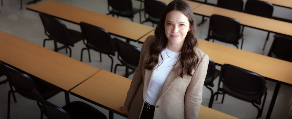 eku's tweet photo. #EKUGrad Adria Thompson is changing the conversation surrounding dementia through education &amp; advocacy. Her innovative work with Be Light Care is creating a world where people living with dementia are included. Read more about her work below! 🧠💭
🔗: https://t.co/tZ4lPynfzd https://t.co/ZQWASx2X94