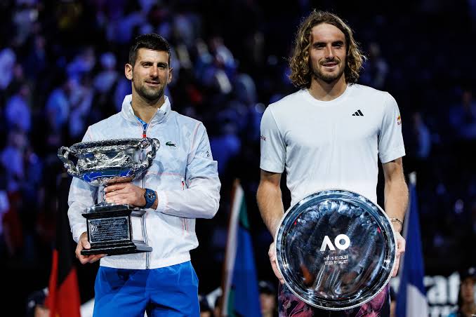 jmgmoron's tweet photo. Hace solo TRES años, el Djokovic-Tsitsipas era un duelo que se veía en finales de Grand Slam o de M1000.

Ahora, lo tenemos en una segunda ronda de Wimbledon, en pleno 2026.

Pero no porque Nole, a sus 39 años, ya haya bajado mucho el nivel, sino porque el griego se ha venido abajo.

Si nos dicen hace tres años que en 2026 el favorito absoluto entre ellos dos iba a ser Novak y que el griego estuviera más cerca de salir del Top 100 que del Top 10, probablemente no nos lo hubiéramos creído.