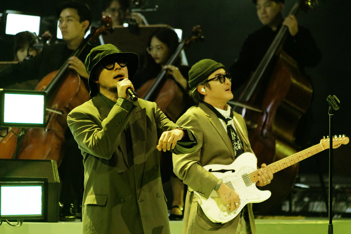 PPTVHD36's tweet photo. วงที่ชอบกับบทเพลงที่ใช่ ในเวอร์ชันออร์เคสตร้า สร้างค่ำคืนแห่งความทรงจำสุดประทับใจ

จบลงไปอย่างสวยงามกับ "SCRUBB The Orchestra Concert" ที่ครั้งนี้จัดขึ้นในรูปแบบแบบออร์เคสตร้า โดยการนำบทเพลงตลอด 26 ปี ของ SCRUBB มาเรียบเรียง ตีความในรูปแบบใหม่ กับวงออร์เคสตร้า ซึ่งทำให้ทุกบทเพลงของ SCRUBB มีมิติที่ยิ่งใหญ่ ละเมียดละไม และเปี่ยมไปด้วยรายละเอียดทางดนตรี พาผู้ชมเดินทางผ่านเรื่องราวของความรัก ความคิดถึง การเติบโต และช่วงเวลาต่าง ๆ ที่หล่อหลอมให้วงเป็น SCRUBB ในวันนี้
 
เปิดด้วยบทเพลง Overture ที่หยิบเมโลดี้จากเพลงของวงมาร้อยเรียงเป็นบทบรรเลง ก่อนที่บอลและเมื่อย SCRUBB จะปรากฏตัวพร้อมเพลงฮิตอย่าง "ใกล้", "รอยยิ้ม" และ "คนนี้" สร้างบรรยากาศอบอุ่น โรแมนติก ชวนผู้ชมค่อย ๆ ดื่มด่ำไปกับความสุขของการตกหลุมรัก และในคอนเสิร์ตนี้ SCRUBB ได้หยิบบทเพลงหลายเพลงที่แทบไม่เคยนำกลับมาเล่นบนเวทีอีกเลย ไม่ว่าจะเป็น "ลืม", “ให้เธอ”, "ลอย", “ขอ”

และเข้าสู่บทบรรเลง "Good Morning" และ "The Picnic Song" ก่อนเชื่อมเข้าเพลง "เธอหมุนรอบฉัน ฉันหมุนรอบเธอ" บทเพลงต้นฉบับของวงเฉลียงที่ถูกนำมาตีความใหม่ ต่อด้วย "คำตอบ" และ "หนี" และอีกหนึ่งช่วงไฮไลต์คือ "เพลงนั้นยังอยู่" ในเวอร์ชันอะคูสติก ซึ่งเหลือเพียงบอลและเมื่อยบนเวที ถ่ายทอดเสน่ห์ของบทเพลงอย่างเรียบง่ายแต่ทรงพลัง
 
ช่วงท้ายของคอนเสิร์ตพากับเมดเลย์เพลง "พอ", "กลัว", "มอง", "เก็บมันเอาไว้" และ "เก็บไว้กับเธอ" ก่อนส่งต่อสู่ "See Scape" บทเพลงที่เกิดขึ้นจากประสบการณ์และแรงกดดันของการเป็นนักดนตรี ซึ่งกลายเป็นอีกหนึ่งจุดเปลี่ยนสำคัญของวง ปิดท้ายด้วยเมดเลย์ "ลึกลึก (Deep)", "ฝน", "คู่กัน", "ทุกอย่าง", "เวลา" และ "ฟ้า" ก่อนส่งทุกคนกลับบ้านด้วย "เข้ากันดี" ท่ามกลางทะเลดาวที่ส่องสว่างทั่วทั้งฮอลล์ สร้างภาพความทรงจำอันงดงามให้กับผู้ชมทุกคน

#SCRUBBTheOrchestraConcert #SCRUBB #UniversalMusicTH #PPTVHD36