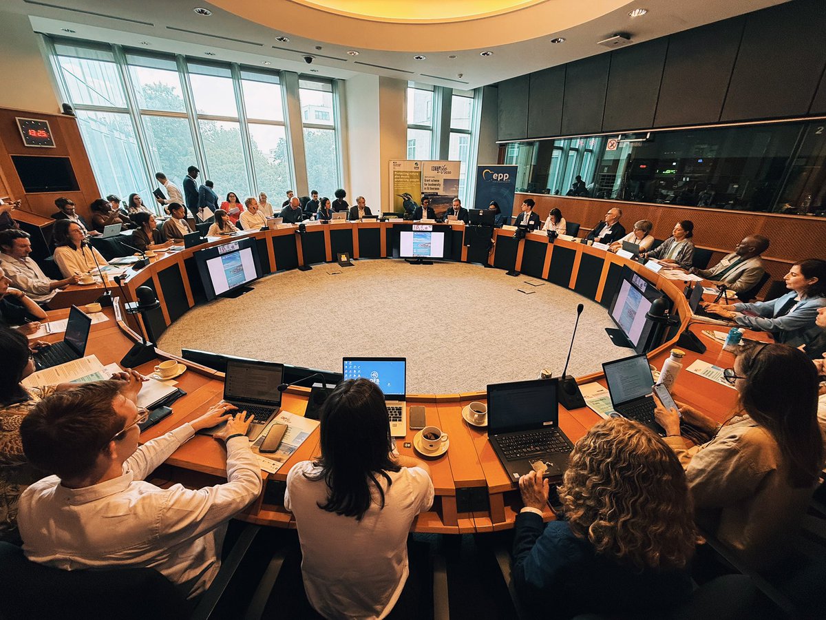 younousomarjee's tweet photo. Merci à mon Collègue Député européen du Portugal originaire des Açores, Paulo Do Nascimento Cabral du @EPPGroup pour son invitation à la conférence sur la biodiversité de nos régions ultraperipheriques et ultramarines. 
Le programme #BESTLife2030, principal instrument européen pour la biodiversité dans les Rup a été initié originellement au Parlement européen. Il prouve non seulement que le Parlement européen a toujours été le lieu des principales avancées pour nos territoires. Ce programme par des financements dédiés, flexibles et adaptés aux réalités de terrain permettent de véritables avancées pour la conservation de la nature dans les Outremers. Le modèle fonctionne. Il faut désormais lui donner les moyens de continuer dans le prochain cadre financier pluriannuel #post2028.

Nos RUP & PTOM abritent 80% de la biodiversité européenne. 🌊🦜 Elles sont en première ligne face au dérèglement climatique. Elles sont aussi les laboratoires du futur. Et sont centrales dans la diplomatie européenne pour les objectifs en matière de biodiversité et de climat 🌍

@IUCN_BL2030 #Biodiversité #OutreMer #PTOM #GreenDeal #IUCN #BESTLife @PNCabral