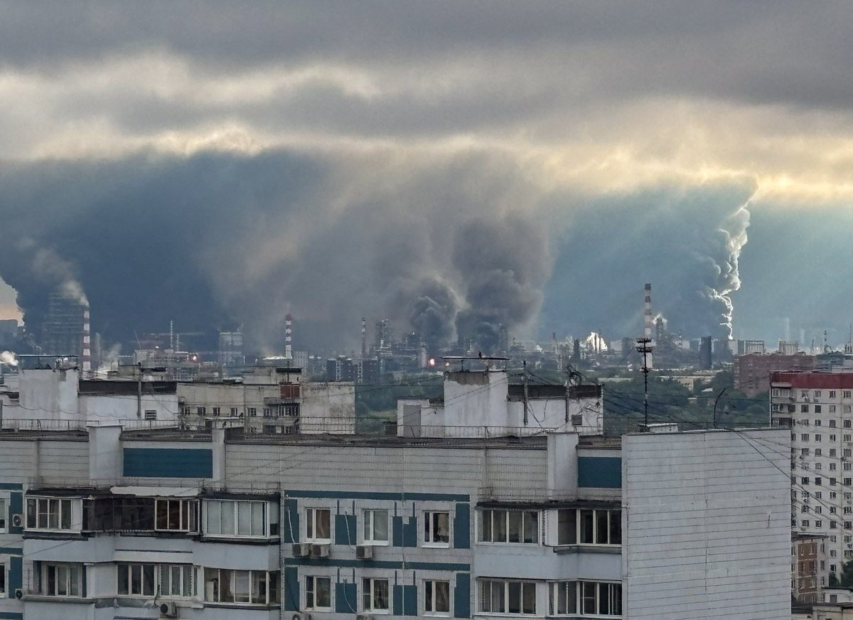 igor_cibula's tweet photo. PUTIN ČELÍ POLITICKEJ KRÍZE KVÔLI NEDOSTATKU POHONNÝCH HMÔT
 
Ukrajinská kampaň dronov zameraná na rafinérie spôsobila nedostatok pohonných hmôt v Rusku. Tankovanie benzínu do kanistrov bolo v mnohých častiach Ruska zakázané a autá mohli natankovať len päť galónov naraz. https://t.co/NTE6Js5mbQ