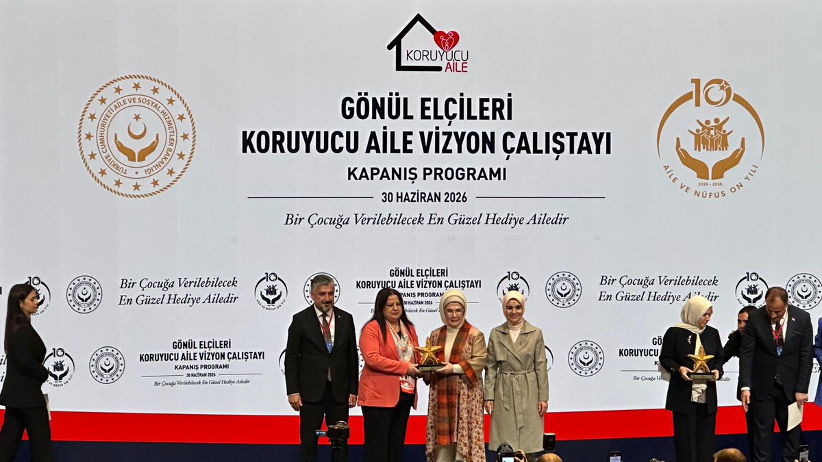 drsuleymanelban's tweet photo. Cumhurbaşkanımız Sayın Recep Tayyip Erdoğan’ın muhterem eşi Sayın Emine Erdoğan Hanımefendi’nin himayelerinde gerçekleştirilen Gönül Elçileri Koruyucu Aile Vizyon Çalıştayı Kapanış Programında, koruyucu aile hizmetlerinde İzmirimiz Türkiye'nin en başarılı ili olarak  “Aile Odaklı Dönüşüm Özel Ödülü”ne layık görüldü.

Bu kıymetli ödülü İlimiz adına İrem Beyza Elban Hanımefendi, Sayın Emine Erdoğan Hanımefendi’nin elinden teslim aldı.

Bu başarı; devletimizin şefkat elini evlatlarımıza uzatan koruyucu ailelerimizin, Aile ve Sosyal Hizmetler teşkilatımızın ve gönül insanlarımızın ortak eseridir. 

Aziz milletimizin merhamet medeniyetini yaşatan tüm koruyucu ailelerimize şükranlarımı sunuyor, bu anlamlı ödülün İzmir’imize hayırlı olmasını diliyorum. 🇹🇷