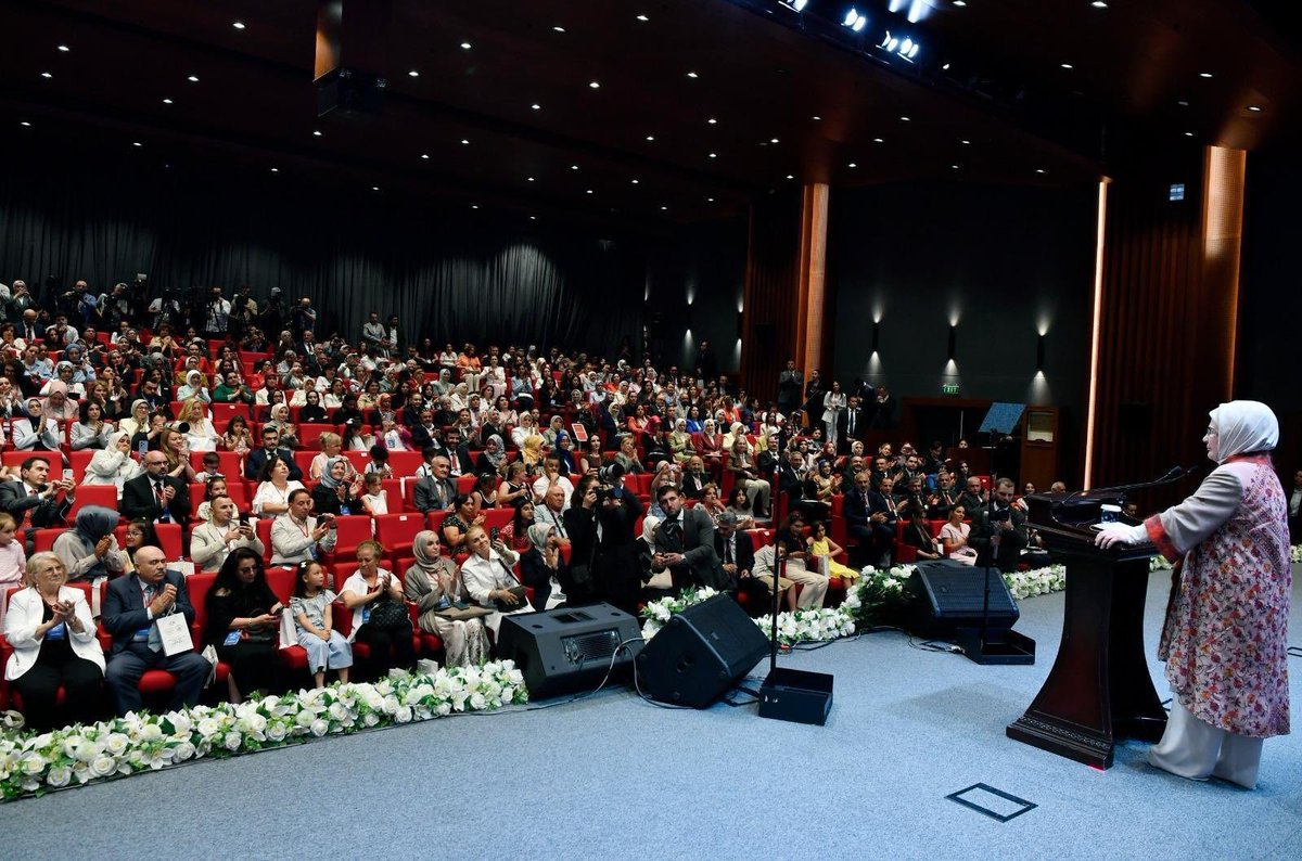 drsuleymanelban's tweet photo. Cumhurbaşkanımız Sayın Recep Tayyip Erdoğan’ın muhterem eşi Sayın Emine Erdoğan Hanımefendi’nin himayelerinde gerçekleştirilen Gönül Elçileri Koruyucu Aile Vizyon Çalıştayı Kapanış Programında, koruyucu aile hizmetlerinde İzmirimiz Türkiye'nin en başarılı ili olarak  “Aile Odaklı Dönüşüm Özel Ödülü”ne layık görüldü.

Bu kıymetli ödülü İlimiz adına İrem Beyza Elban Hanımefendi, Sayın Emine Erdoğan Hanımefendi’nin elinden teslim aldı.

Bu başarı; devletimizin şefkat elini evlatlarımıza uzatan koruyucu ailelerimizin, Aile ve Sosyal Hizmetler teşkilatımızın ve gönül insanlarımızın ortak eseridir. 

Aziz milletimizin merhamet medeniyetini yaşatan tüm koruyucu ailelerimize şükranlarımı sunuyor, bu anlamlı ödülün İzmir’imize hayırlı olmasını diliyorum. 🇹🇷