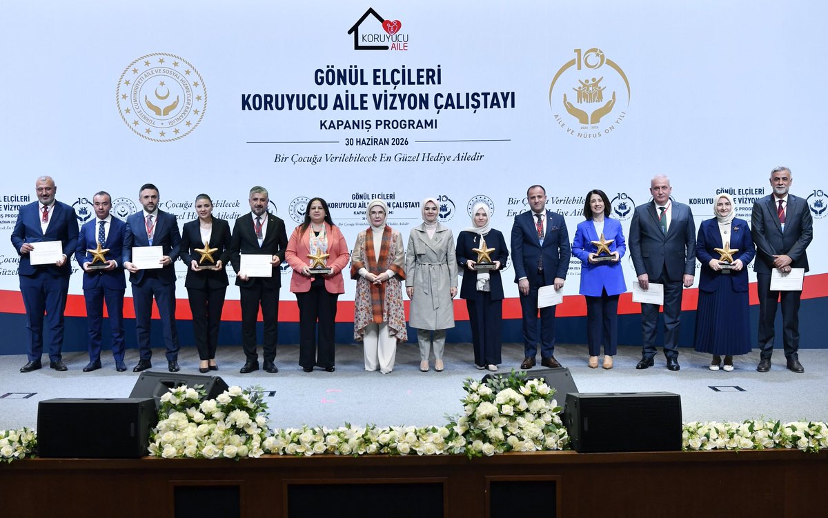 drsuleymanelban's tweet photo. Cumhurbaşkanımız Sayın Recep Tayyip Erdoğan’ın muhterem eşi Sayın Emine Erdoğan Hanımefendi’nin himayelerinde gerçekleştirilen Gönül Elçileri Koruyucu Aile Vizyon Çalıştayı Kapanış Programında, koruyucu aile hizmetlerinde İzmirimiz Türkiye'nin en başarılı ili olarak  “Aile Odaklı Dönüşüm Özel Ödülü”ne layık görüldü.

Bu kıymetli ödülü İlimiz adına İrem Beyza Elban Hanımefendi, Sayın Emine Erdoğan Hanımefendi’nin elinden teslim aldı.

Bu başarı; devletimizin şefkat elini evlatlarımıza uzatan koruyucu ailelerimizin, Aile ve Sosyal Hizmetler teşkilatımızın ve gönül insanlarımızın ortak eseridir. 

Aziz milletimizin merhamet medeniyetini yaşatan tüm koruyucu ailelerimize şükranlarımı sunuyor, bu anlamlı ödülün İzmir’imize hayırlı olmasını diliyorum. 🇹🇷