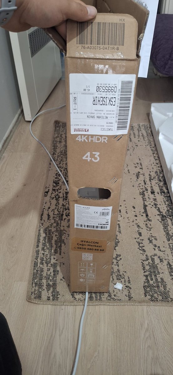 tuketicideney's tweet photo. N11’den kapalı kutu alınan televizyon servis açılışında kırık çıktı; 8 günlük inceleme sonunda kusur tüketiciye yüklendi.

♦️Takipçi şikâyeti:

“N11 üzerinden televizyon satın aldım.

Ürün tarafıma kapalı kutu olarak teslim edildi.

Bilinçli bir tüketici olarak kutuyu kendim açmadım ve yetkili servisin gelip kurulumu yapmasını bekledim.

Yetkili servis kutuyu açtığında televizyon ekranının kırık olduğu ortaya çıktı.

Bunun üzerine süreç başlatıldı ancak herkes sorumluluğu birbirine atmaya başladı.

N11, ürünün depodan sağlam çıktığını söyledi.

Kargo firması, kutuda gözle görülür bir hasar olmadığını ve ürünü sağlam teslim ettiğini belirtti.

Servis tarafı ise sorumluluğu üzerinden atacak şekilde rapor düzenledi.

Kapalı kutu, dışarıdan sağlam görünen bir ürünün içindeki ekran kırığını tüketicinin teslim anında tahmin etmesi mümkün değildir.

Buna rağmen 8 gün süren inceleme sonunda kusurlu bulunan taraf ben oldum.

Ürünü ben açmadım, kurulumu yetkili servise bıraktım ve kırık ekran servis açılışı sırasında ortaya çıktı.

Buna rağmen N11, kargo firması ve servis arasında sorumluluk birbirine aktarılırken mağduriyetin faturası bana kesildi.

Tüketici Hakem Heyeti’ne resmi başvurumu yaptım.

N11’den kapalı kutuda kırık çıkan televizyon için sorumluluğun tüketiciye yüklenmemesini, ürünün iade veya değişim sürecinin başlatılmasını ve mağduriyetimin giderilmesini talep ediyorum.”