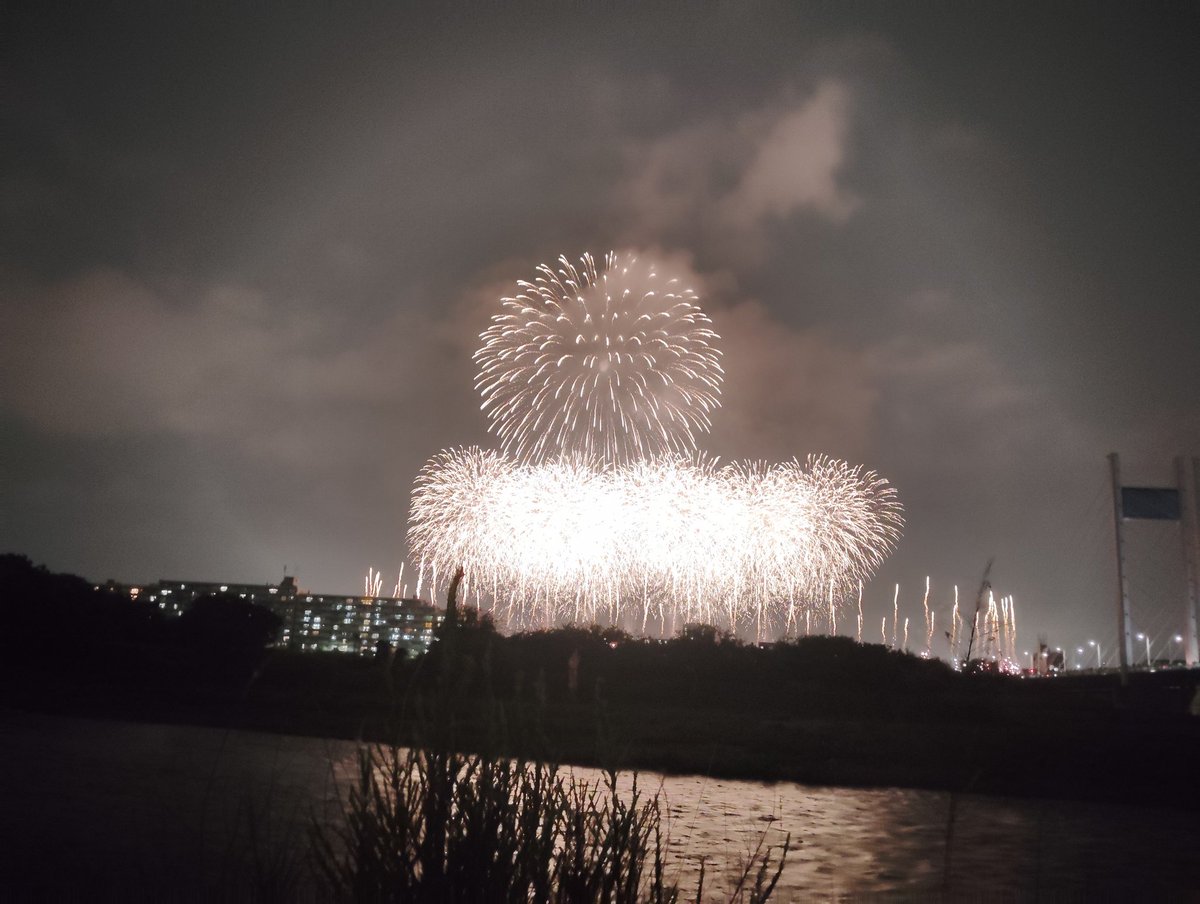 surviveKENT's tweet photo. 近所の府中の花火大会 https://t.co/qDMKRbF2Mu