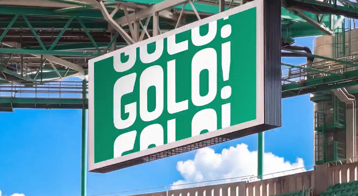glevycordeiro's tweet photo. O Sporting decidiu usar o Estádio da Luz e o seu ecrã gigante para mostrar a nova animação de "Golo" tendo editado a cor do estádio e tudo. Ao 1:49 do vídeo de apresentação do novo símbolo do Sporting.

À esquerda: Benfica (Real) / À direita: Sporting (Editado) https://t.co/SAXBjsEDV0