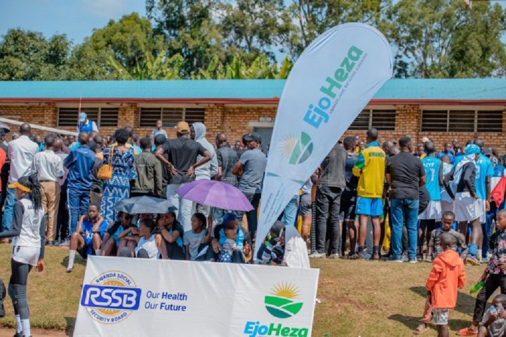 umunotanews's tweet photo. Abanyarwanda bizigamye asaga miliyari 14 Frw muri ‘Ejo Heza’ mu 2025/26
======================
Raporo ya gahunda y’ubwizigame bw’igihe kirekire “Ejo Heza” y’umwaka wa 2025/26 yagaragaje ko uturere twose tw’igihugu twesheje umuhigo ku mpuzandengo ya 113,7%, aho twose twakusanyije asaga miliyari 14 Frw, mu gihe intego yari arenga miliyari 12 Frw.

Akarere ka Gicumbi ni ko kaje ku isonga mu kwesa umuhigo kuko kawesheje ku kigero cya 142,6%. Aka karere kari kahize ko abaturage bazizigama nibura 504,100,000 Frw ariko bagejeje kuri 718,758,265 Frw.

▶️▶️ Soma inkuru irambuye: https://t.co/TX1Gaz7YHQ

✍️ @IMauricious