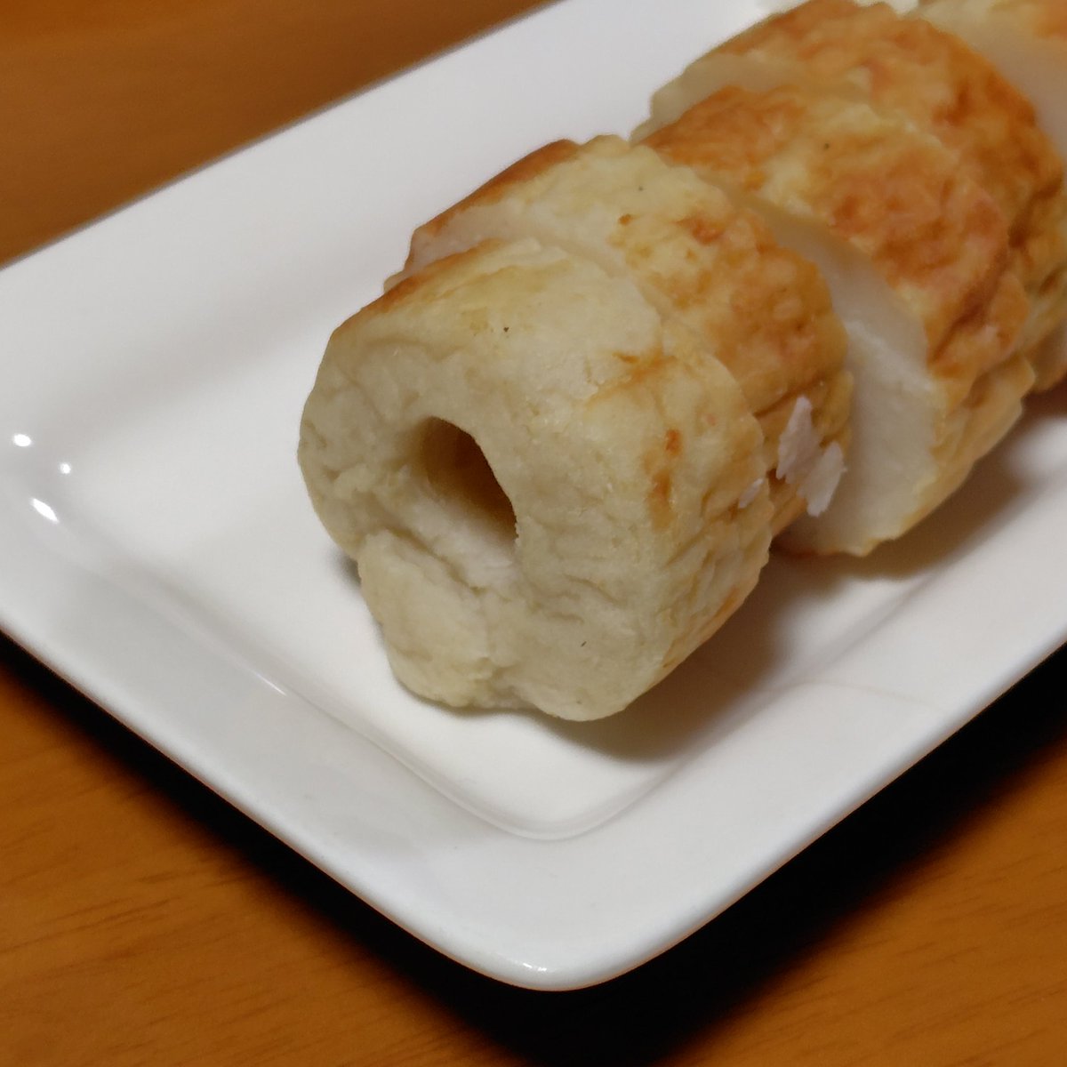 KanazawaDiary's tweet photo. #氷室ちくわ
【岩内蒲鉾店（金沢市）さん】

今年で創業150年を迎える蒲鉾屋　

竹輪の芯には青竹を使用し、殺菌
作用があるとか。当時、杏(あんず)
と共に氷室饅頭を添え、娘の嫁ぎ
先へ贈る風習があったという。

#あんやと石川県
#大好きな故郷
#氷室の日
#ずっと友達 https://t.co/f1qjhaPe9Z
