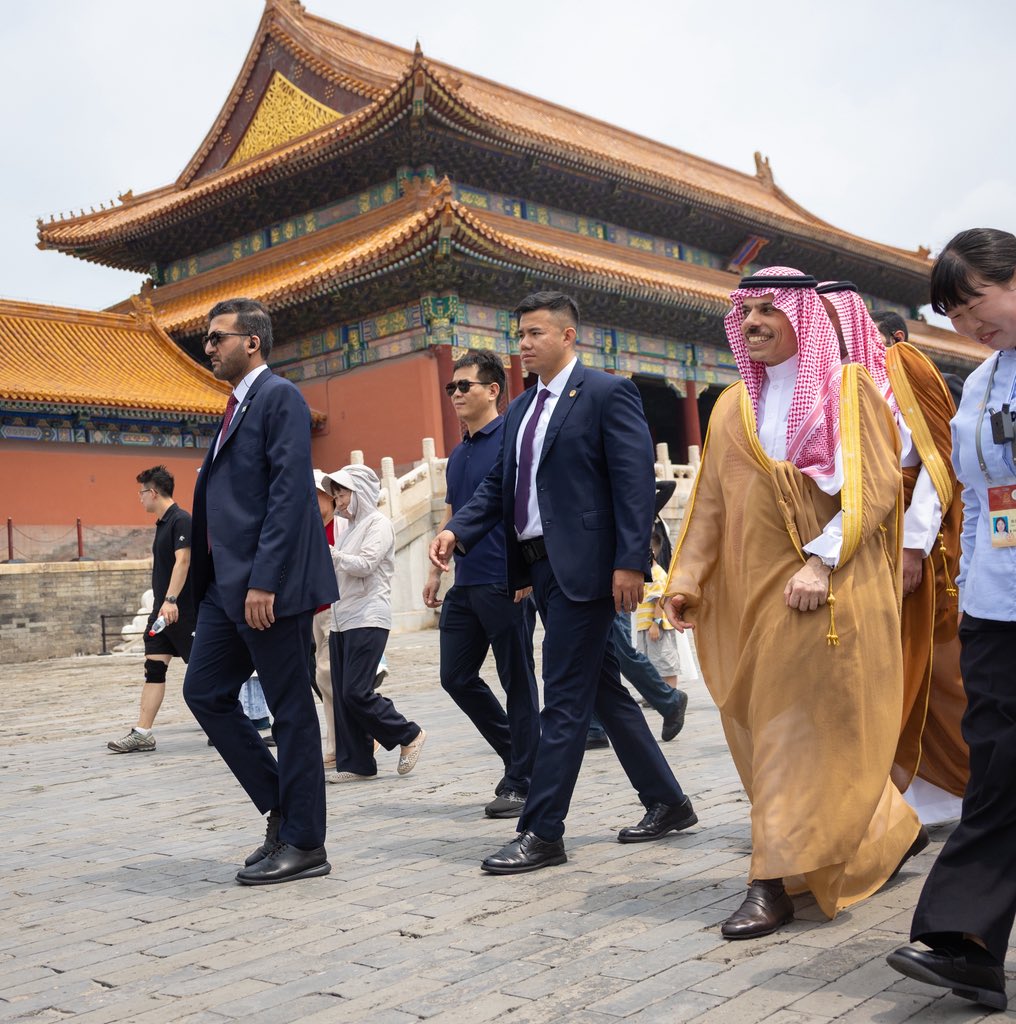 iD7oMz's tweet photo. سمو وزير الخارجية الامير فيصل بن فرحان يقوم بجوله في المعلم التاريخي " المدينة المحرمة " في بكين 🇨🇳 https://t.co/wHf6R8W8ye