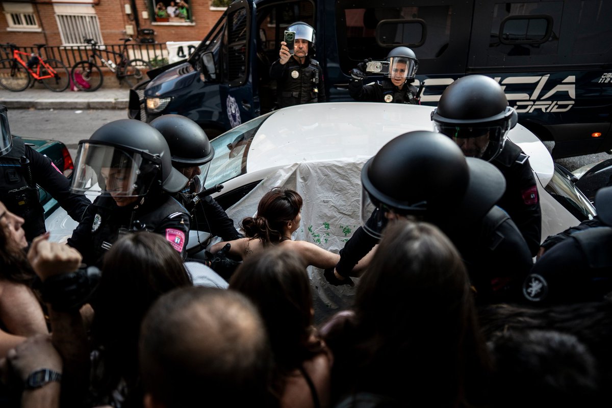 OlmoCalvo's tweet photo. Adolfo ha sido desahuciado esta mañana del piso en el que vivía con su hija y su nieto en el barrio de Vallecas, Madrid.
01/07/2026 https://t.co/xn284RuMJx