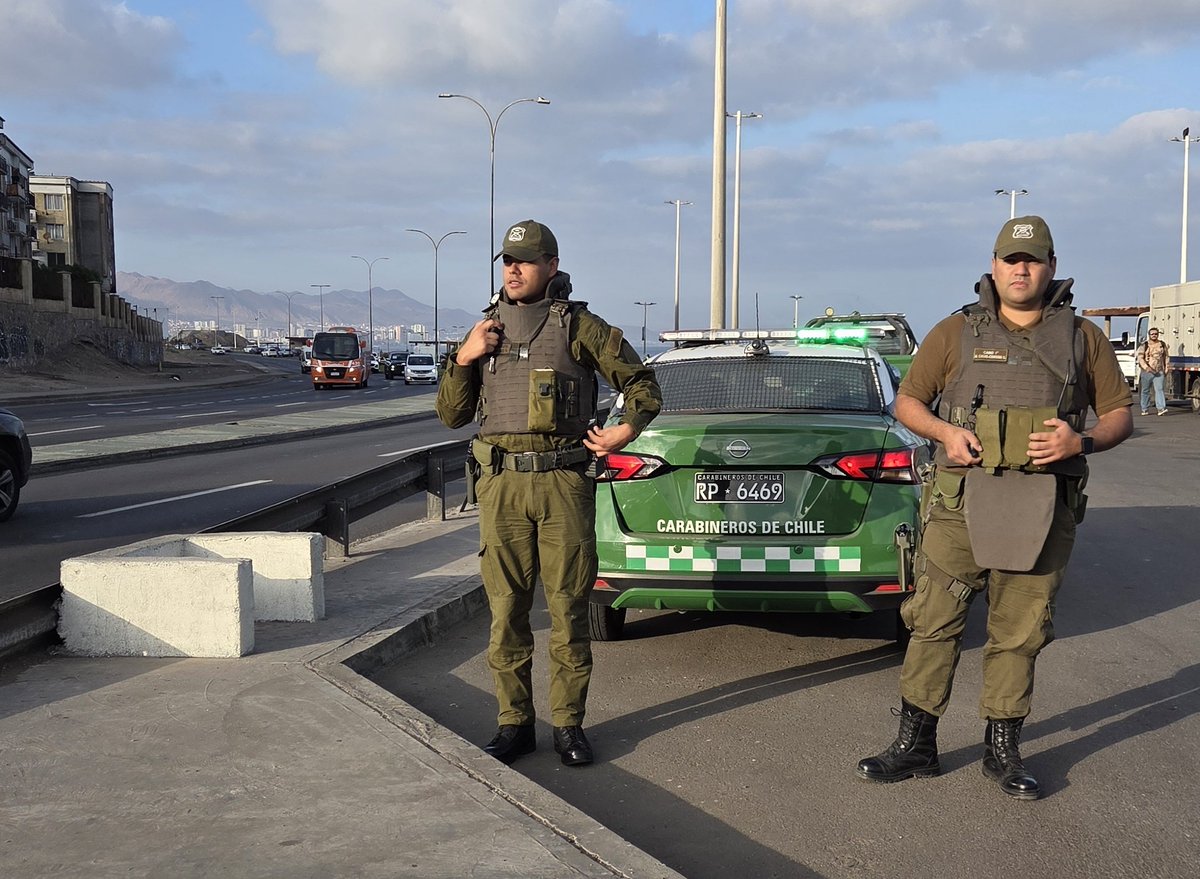 CarabAntof's tweet photo. 🚨🟢 El objetivo de los copamientos preventivos es dar a nuestros vecinos acompañamiento y seguridad en los horarios de mayor movilidad.
📷 av. Edmundo Pérez Zujovic con Nicolás Tirado.
#Antofagasta
#OrdenYPatria https://t.co/GPxFMngpQx