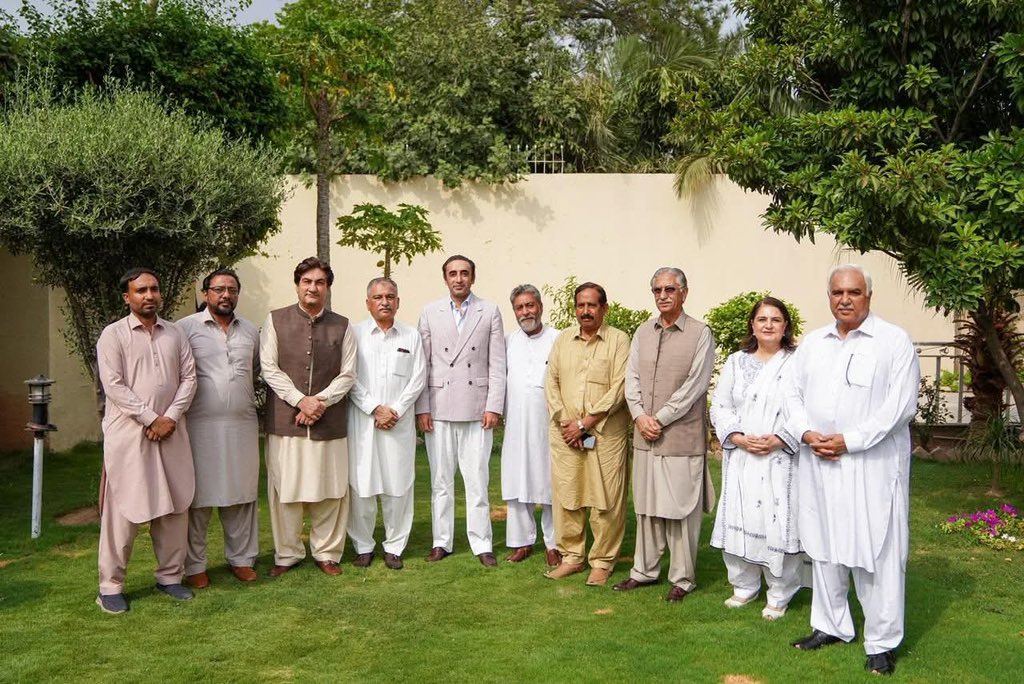 RubinakhalidPPP's tweet photo. قومی وطن پارٹی کے سینئر نائب صدر فیاض علی شاہ کی چیئرمین پاکستان پیپلز پارٹی بلاول بھٹو زرداری سے ملاقات، پاکستان پیپلز پارٹی میں شمولیت
قومی وطن پارٹی کے سینئر نائب صدر فیاض علی شاہ نے چیئرمین پاکستان پیپلز پارٹی بلاول بھٹو زرداری سے ملاقات کی۔
ملاقات کے دوران فیاض علی شاہ نے چیئرمین بلاول بھٹو زرداری کی قیادت پر بھرپور اعتماد کا اظہار کرتے ہوئے باقاعدہ طور پر پاکستان پیپلز پارٹی میں شمولیت اختیار کر لی۔
اس موقع پر پاکستان پیپلز پارٹی کے مرکزی سیکرٹری جنرل نیئر حسین بخاری، پاکستان پیپلز پارٹی خیبرپختونخوا کے صوبائی صدر محمد علی شاہ باچا، پاکستان پیپلز پارٹی خیبرپختونخوا کے سابق صوبائی صدر سید ظاہر علی شاہ اور بینظیر انکم سپورٹ پروگرام کی چیئرپرسن سینیٹر روبینہ خالد بھی موجود تھیں۔
اس موقع پر پارٹی قیادت نے فیاض علی شاہ کو پاکستان پیپلز پارٹی میں شمولیت پر خوش آمدید کہا اور اس امید کا اظہار کیا کہ ان کی شمولیت سے پارٹی مزید مضبوط ہوگی اور عوامی خدمت کے سفر میں نئی توانائی اور تقویت حاصل ہوگی۔