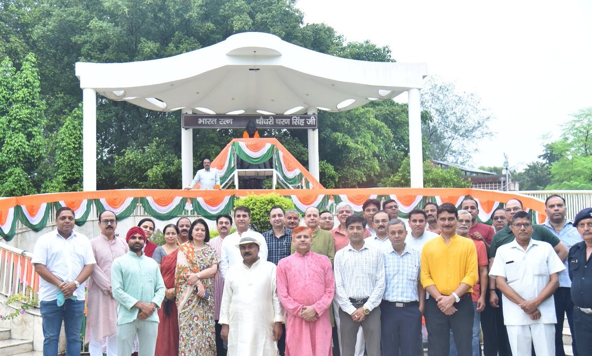 Ccsumeerut's tweet photo. चौधरी चरण सिंह विश्वविद्यालय का 61वां स्थापना दिवस हर्षोल्लास के साथ मनाया गया।
इस अवसर पर महापुरुषों की प्रतिमाओं पर माल्यार्पण एवं विश्वविद्यालय तथा राष्ट्र की उन्नति, समृद्धि एवं विद्यार्थियों के उज्ज्वल भविष्य की कामना के साथ विधिवत हवन-पूजन संपन्न हुआ।#स्थापना_दिवस 
#CCSU https://t.co/tnEUdMN7It