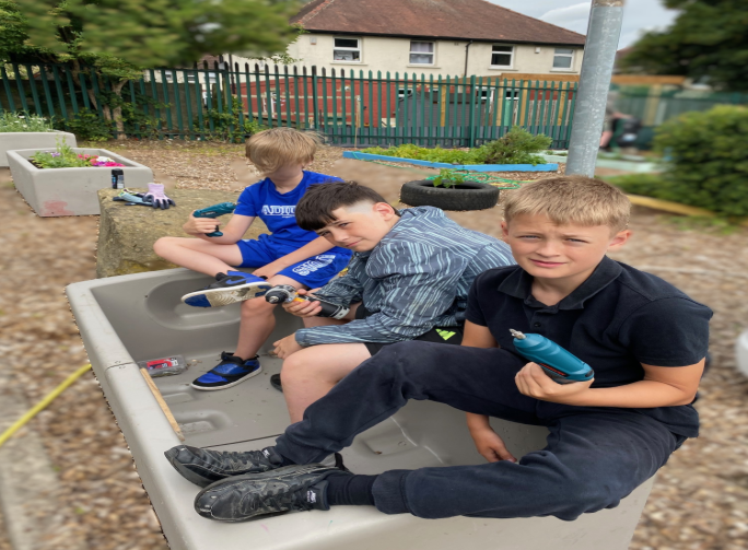 beechcliffe's tweet photo. Hard at work at The Gateway Center making more planters out of some old school desks for the local community!
🪴🌱🌿

#CarltonEdge #DIY #CommunityProjects #Gardening #Recycle #Reuse #SustainableLiving https://t.co/3cmi8ZYh4Q