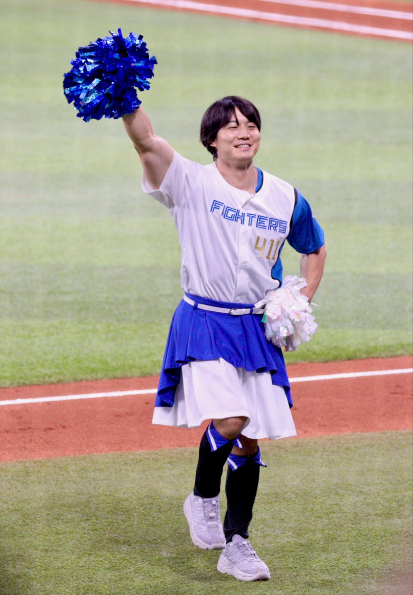 brulee876's tweet photo. 20260701 青木マッチョさんファイターズ讃歌❣⚾
ファイターズガール風衣装で完璧に踊ってました凄い👏エスコンをたくさん盛り上げてくれてありがとうございました😇

#青木マッチョ
#エスコンフィールド北海道
#lovefighters
#ラヴィット×#パ・リーグ6球団 https://t.co/pxOjYyRMNq