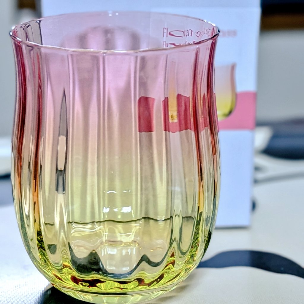ezokiku's tweet photo. もう7月！
昨日、友達から水無月を貰ってたから初めて食べた😋
この時期、京都でよく見るけど6月30日に食べるお菓子らしい

余談だけど衝動買いしたこのグラスめっちゃRe:valeカラーじゃない？🥰 https://t.co/USbW3K6sj7