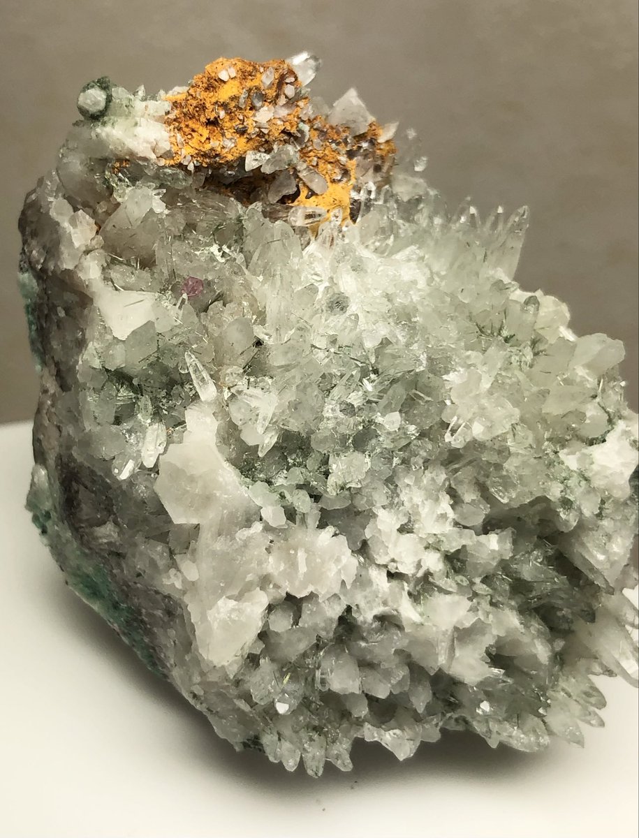 Garnet_crystal1's tweet photo. 刈谷石フリマ持ち込み標本その3。
セリウムフローレンス石。
ピンク色の結晶が水晶に付いています。
流石に数が無くなってきました。
綺麗な結晶を探している方はお早めに。

#刈谷石フリマ
#国産鉱物 https://t.co/VrOGvqELMy