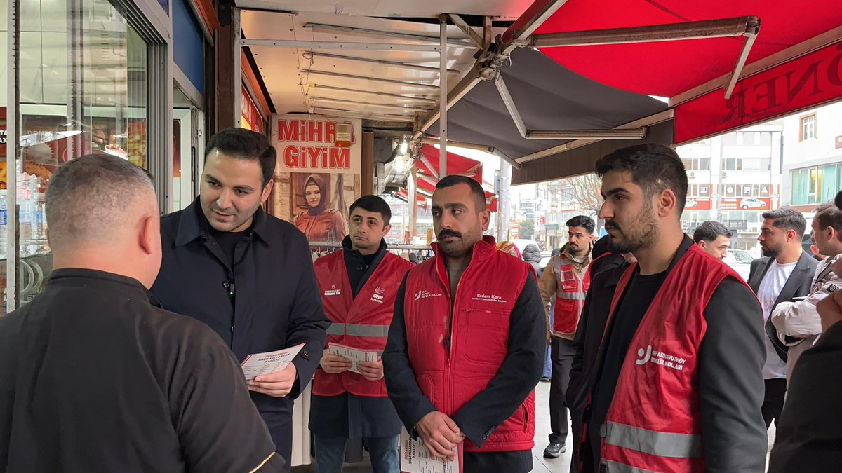 KasimAkmann's tweet photo. İstanbul'un seçilmiş Gençlik Kolları Başkanı gücünü gençlikten alan Erdem Kara'dır. 

Eski ssk müdürünü tanımadığımız gibi onun küçük uzantılarını da tanımayız. Görevimizin başındayız. 

@erdemkarachp https://t.co/jsgPvzYAIY