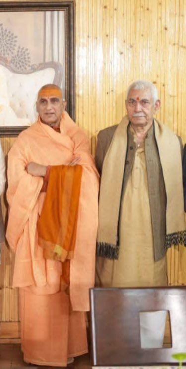 AvdheshanandG's tweet photo. आदरणीय श्री मनोज सिन्हा जी को जन्मदिवस के पावन अवसर पर हार्दिक शुभकामनाएँ, आत्मीय अभिनन्दन एवं मंगलमय आशीर्वाद।

जन्मदिवसस्य हार्दिकाः शुभाशयाः।

आपका जीवन सरलता, शुचिता, राष्ट्रनिष्ठा, प्रशासनिक प्रज्ञा और लोकसेवा की उत्कृष्ट साधना का सुंदर उदाहरण है। आपने जम्मू-कश्मीर जैसे संवेदनशील प्रदेश में जिस संतुलन, दूरदृष्टि और दृढ़ संकल्प के साथ दायित्व का निर्वहन किया है, वह अत्यंत प्रशंसनीय है।

आपके नेतृत्व में जम्मू-कश्मीर में शांति, विश्वास, लोकतांत्रिक चेतना और विकास की नई ऊर्जा का संचार हुआ है। जनमानस को मुख्यधारा से जोड़ने, लोकतांत्रिक प्रक्रियाओं को सुदृढ़ करने, चुनावों के सफल संचालन, सुशासन की स्थापना, आधारभूत संरचना के विस्तार तथा शिक्षा, स्वास्थ्य, पर्यटन और जनकल्याण योजनाओं को गति देने में आपके प्रयास उल्लेखनीय रहे हैं।

बाबा अमरनाथ जी यात्रा, माता वैष्णो देवी यात्रा तथा अन्य पावन यात्राओं के सुचारु, सुरक्षित और सुव्यवस्थित संचालन ने आपकी प्रशासनिक क्षमता, संवेदनशीलता और श्रद्धालु-हितैषी दृष्टि को स्पष्ट रूप से प्रमाणित किया है। आपके प्रयासों से प्रदेश में सद्भाव, सुरक्षा और राष्ट्रीय एकात्मता की भावना और अधिक सुदृढ़ हुई है।

आपका व्यक्तित्व कर्मयोग, विनम्रता और दृढ़ राष्ट्रभाव का अनुपम समन्वय है। आप सत्ता को सेवा मानकर, दायित्व को साधना मानकर और राष्ट्रहित को सर्वोपरि मानकर कार्य करने वाले आदर्श जनसेवक हैं।

ईश्वरः भवन्तं दीर्घायुषा, आरोग्येण, कीर्त्या, तेजसा च पूरयतु। इसी मंगलभावना के साथ प्रार्थना है कि आपके नेतृत्व में जम्मू-कश्मीर शांति, समरसता, सांस्कृतिक गौरव और सर्वांगीण विकास के नवीन शिखरों को स्पर्श करता रहे। जन्मदिवस पर आपको पुनः हार्दिक बधाई, शुभकामनाएँ एवं मंगलाशीष। 

@manojsinha_ @OfficeOfLGJandK