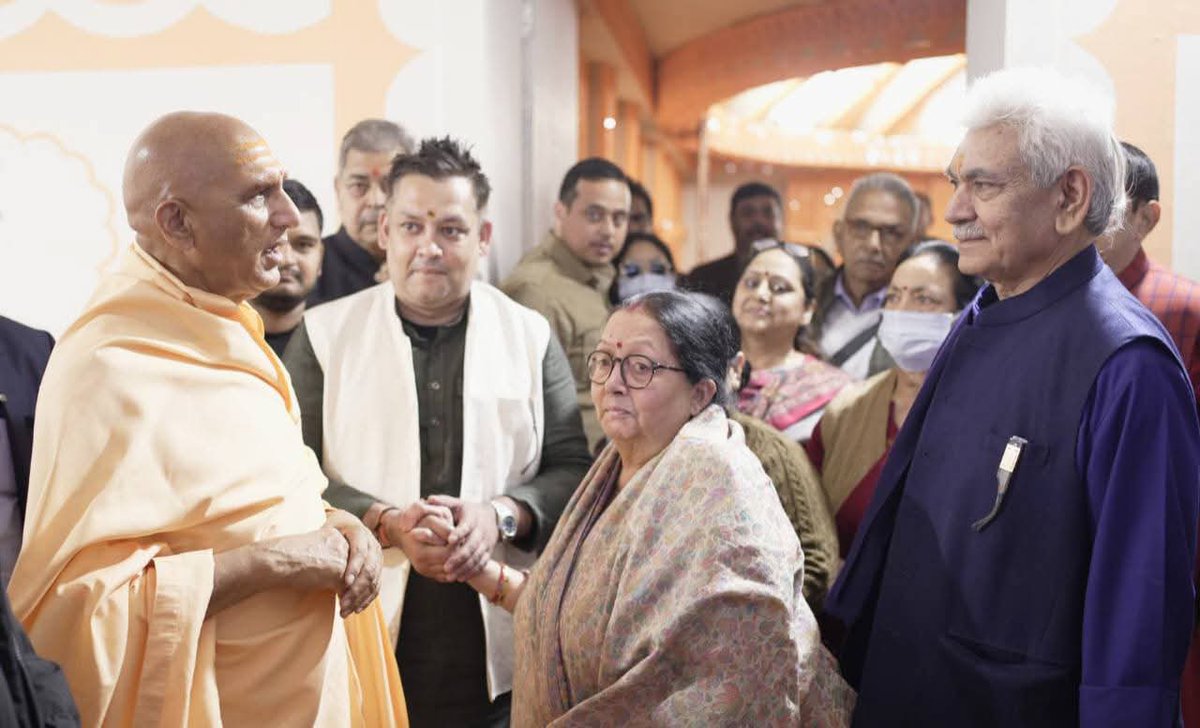 AvdheshanandG's tweet photo. आदरणीय श्री मनोज सिन्हा जी को जन्मदिवस के पावन अवसर पर हार्दिक शुभकामनाएँ, आत्मीय अभिनन्दन एवं मंगलमय आशीर्वाद।

जन्मदिवसस्य हार्दिकाः शुभाशयाः।

आपका जीवन सरलता, शुचिता, राष्ट्रनिष्ठा, प्रशासनिक प्रज्ञा और लोकसेवा की उत्कृष्ट साधना का सुंदर उदाहरण है। आपने जम्मू-कश्मीर जैसे संवेदनशील प्रदेश में जिस संतुलन, दूरदृष्टि और दृढ़ संकल्प के साथ दायित्व का निर्वहन किया है, वह अत्यंत प्रशंसनीय है।

आपके नेतृत्व में जम्मू-कश्मीर में शांति, विश्वास, लोकतांत्रिक चेतना और विकास की नई ऊर्जा का संचार हुआ है। जनमानस को मुख्यधारा से जोड़ने, लोकतांत्रिक प्रक्रियाओं को सुदृढ़ करने, चुनावों के सफल संचालन, सुशासन की स्थापना, आधारभूत संरचना के विस्तार तथा शिक्षा, स्वास्थ्य, पर्यटन और जनकल्याण योजनाओं को गति देने में आपके प्रयास उल्लेखनीय रहे हैं।

बाबा अमरनाथ जी यात्रा, माता वैष्णो देवी यात्रा तथा अन्य पावन यात्राओं के सुचारु, सुरक्षित और सुव्यवस्थित संचालन ने आपकी प्रशासनिक क्षमता, संवेदनशीलता और श्रद्धालु-हितैषी दृष्टि को स्पष्ट रूप से प्रमाणित किया है। आपके प्रयासों से प्रदेश में सद्भाव, सुरक्षा और राष्ट्रीय एकात्मता की भावना और अधिक सुदृढ़ हुई है।

आपका व्यक्तित्व कर्मयोग, विनम्रता और दृढ़ राष्ट्रभाव का अनुपम समन्वय है। आप सत्ता को सेवा मानकर, दायित्व को साधना मानकर और राष्ट्रहित को सर्वोपरि मानकर कार्य करने वाले आदर्श जनसेवक हैं।

ईश्वरः भवन्तं दीर्घायुषा, आरोग्येण, कीर्त्या, तेजसा च पूरयतु। इसी मंगलभावना के साथ प्रार्थना है कि आपके नेतृत्व में जम्मू-कश्मीर शांति, समरसता, सांस्कृतिक गौरव और सर्वांगीण विकास के नवीन शिखरों को स्पर्श करता रहे। जन्मदिवस पर आपको पुनः हार्दिक बधाई, शुभकामनाएँ एवं मंगलाशीष। 

@manojsinha_ @OfficeOfLGJandK