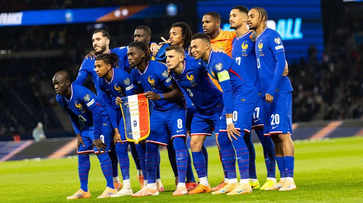 dya_bamakhrama's tweet photo. Regarder l’équipe de France durant cette Coupe du monde est un véritable plaisir pour les passionnés du ballon rond. Cette équipe se distingue par l’abondance de ses talents, capables d’allier créativité, efficacité offensive et grande maîtrise technique.
Au-delà des individualités, la France impressionne par son équilibre collectif, sa discipline tactique et sa capacité à créer des occasions tout en concrétisant avec efficacité. Son jeu, à la fois spectaculaire et maîtrisé, confirme qu’elle fait partie des grandes prétendantes au titre.