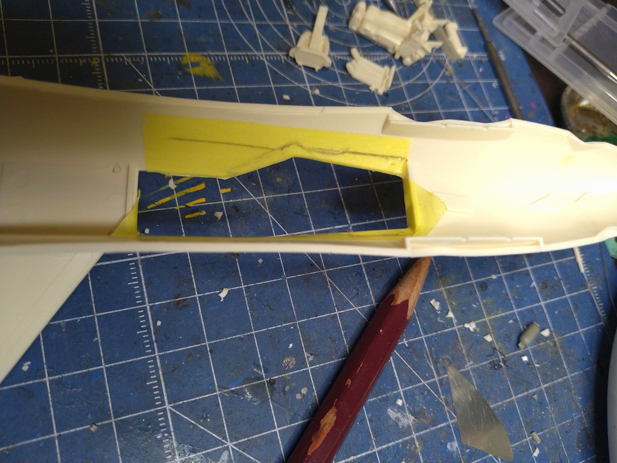 mori_basex1215's tweet photo. 何時も有り難うございます！

ハセガワ製　VF-19イサムSP
進捗！
コクピット周りのスカスカ部分を埋める為
設定に近いフレーム/コンソールの付け足し…
細きり0.5㍉プラ板をカット
…ソレぽっくモールド足し… https://t.co/SGkOjOmyXY
